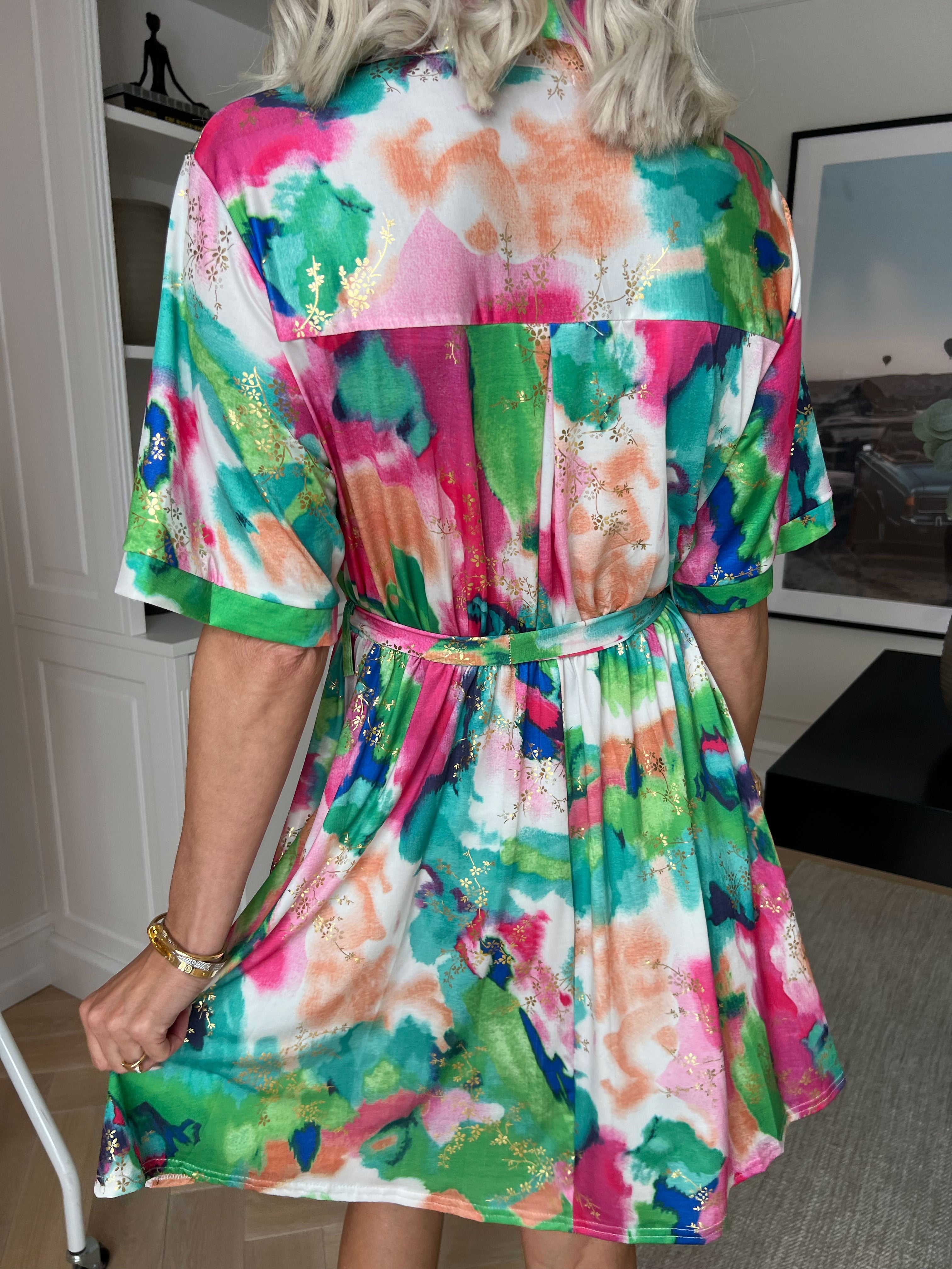 Cornelia - Elastisk kjole med skjortekrave og guldblade